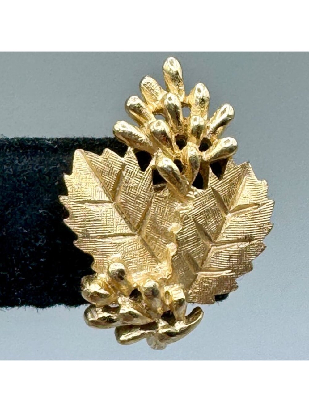 Vintage Crown Trifari Leaf or Holly and Berry Earrings Gold Tone Clip On Retro - Picture 4 of 9